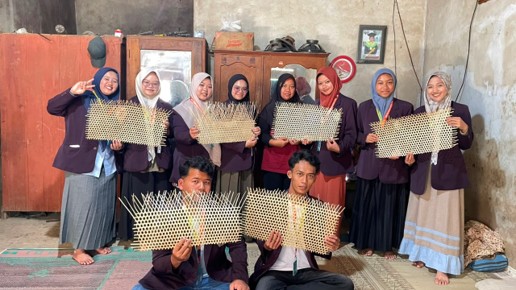 LAPORAN MINGGUAN KEGIATAN KKN KELOMPOK I STAIM KENDAL-NGAWI DI DESA PLANGKRONGAN picture7